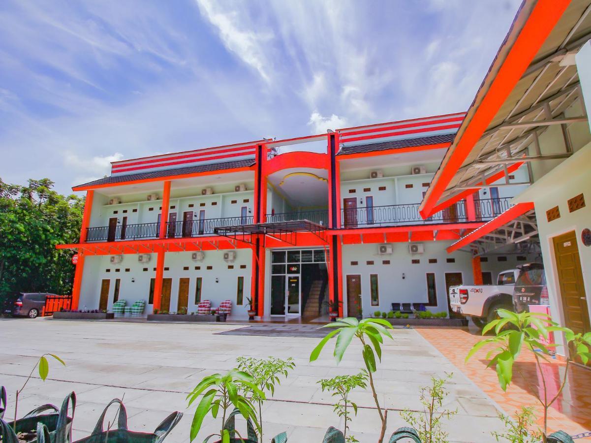 Oyo 90063 Silver Homestay Syariah Perabumulih Екстер'єр фото