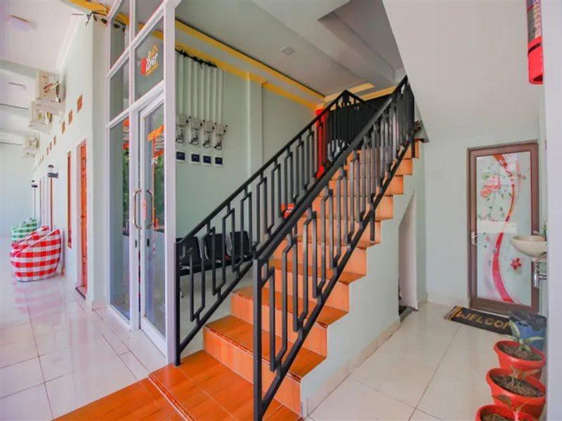 Oyo 90063 Silver Homestay Syariah Perabumulih Екстер'єр фото